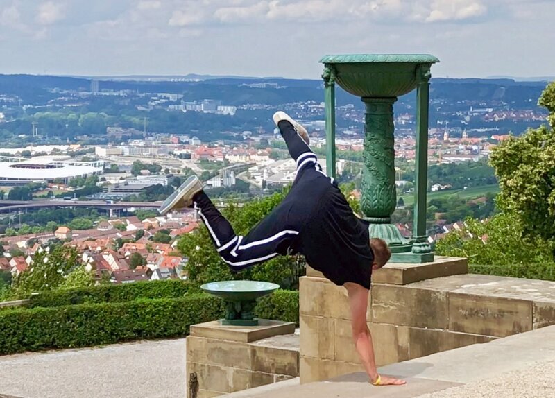 Parkours-Künstler Andreas Haug überwindet mit seinem Körper alles, was sich ihm in den Weg stellt. – Bild: SWR/​Inken Pallas