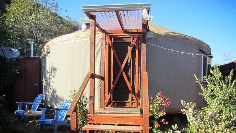 Melanie arbeitet als Klangheilerin und wünscht sich ein Minihaus in runder Form – gut für die Akustik. Sie lebt auf dem Grundstück eines Freundes, wo auch das neue Häuschen stehen soll und Küche und Bad notfalls auch draußen Platz haben. – Bild: HGTV