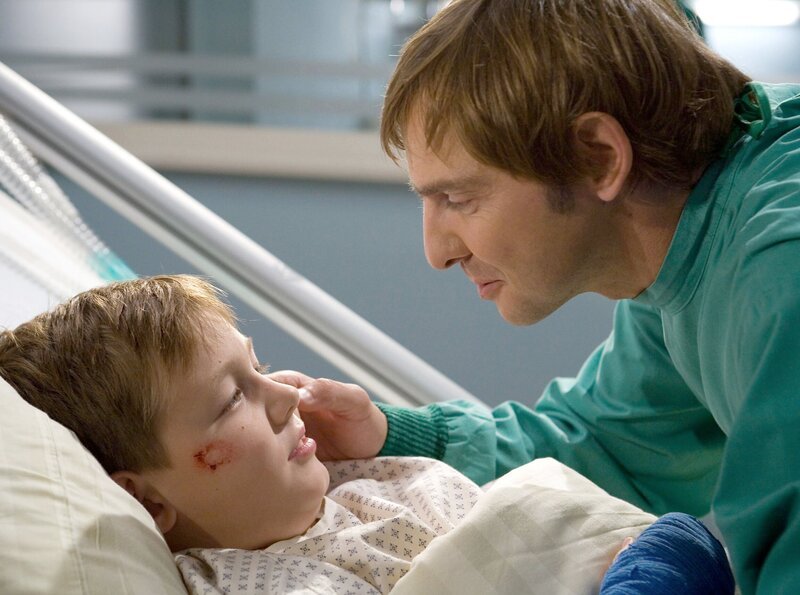 Tim (Leo Natalis, links) erzählt seinem Vater Norbert (Steven Merting), dass er sich mit ihrer Nachbarin Carola Grund angefreundet hat. Sein Vater ist nicht begeistert – Tims Mutter hat die beiden vor einem Jahr verlassen und er will seinem Sohn eine weitere Enttäuschung ersparen. – Bild: MDR/​MDR/​Krajewsky