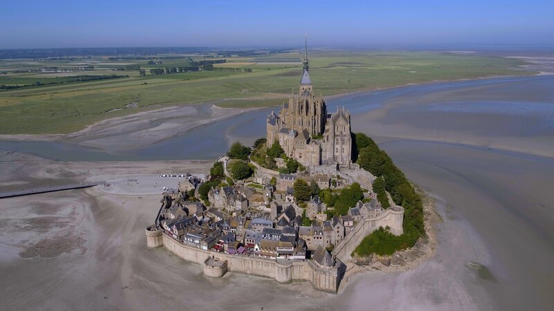 Der Klosterberg Mont-Saint-Michel in der französischen Normandie wird auch „La Merveille“, „das Wunder“, genannt. – Bild: Pernel Media /​ ZDF