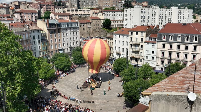 Reinszenierung des Jungfernflugs der Gebrüder Montgolfier in Annonay. – Bild: NDR/​J. Michael Schumacher
