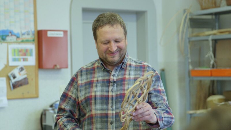 Der Film erzählt die Geschichte der Schreibmaschine und des Paternosters, von Kohleofen und Teppichklopfer. – Bild: Manuel Behrenberg /​ ZDF