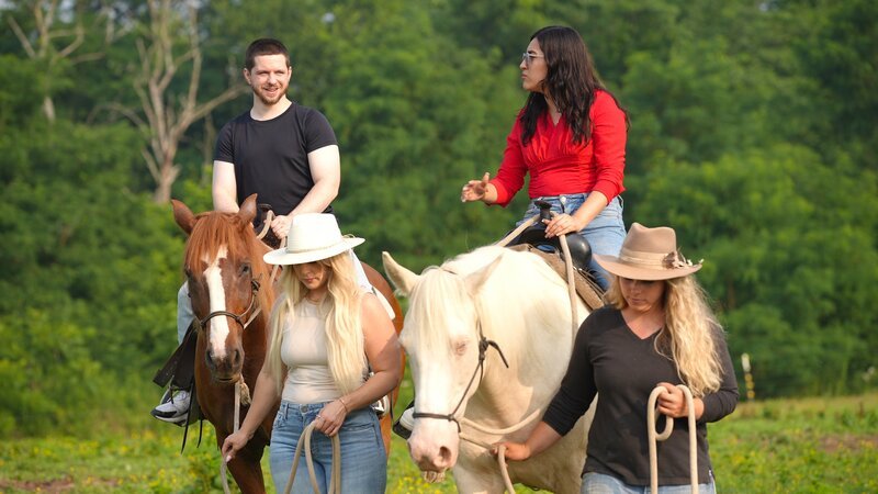 Clayton and Anali continue to talk while riding horses on a ranch in Kentucky. – Bild: Warner Bros. Discovery, Inc.