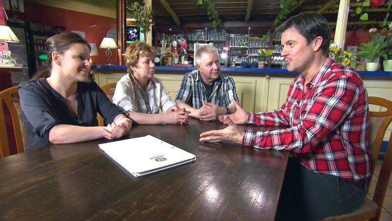 Experte Marco Heuberg (re.) im Gespräch mit Martin, Ursula und deren Tochter Nadine (li.). – Bild: RTL II