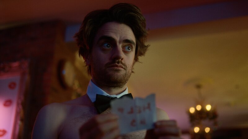 Jizzlord (Luke Rollason) zeigt sich in einer Karaoke-Bar vielen Frauen. Er hofft, dass er dadurch rausfindet, was Frauen nun wirklich mögen. Statt Reden wollen sie aber nur das Eine – Hose runter. – Bild: ZDF und Copyright Disney Enterprises