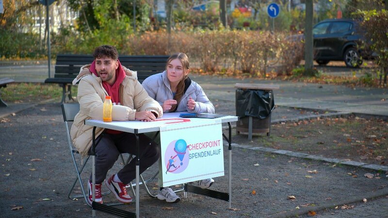 Joanna will beim Benefiz-Lauf endlich Zeit mit Karim verbringen – und sperrt Elias kurzerhand auf der Schultoilette ein. Wütend platzt später aus Elias heraus, dass Karim von Joe bezahlt wird, um mit Joanna abzuhängen. Wie reagiert sie? – Bild: RTLZWEI