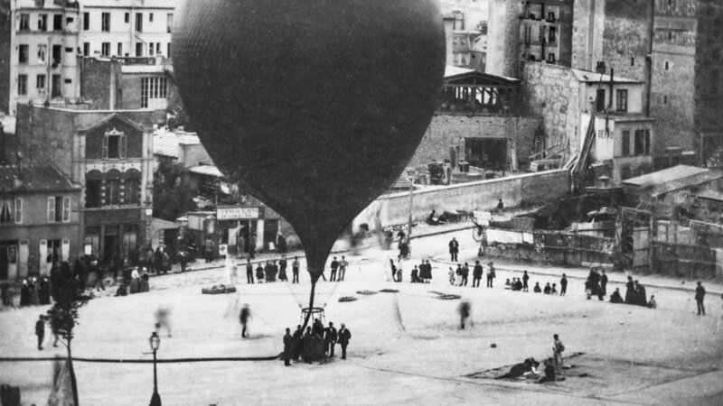 Aufstieg des Heißluftballons „Le Neptune“ von der Place Saint-Pierre in Montmartre, Paris. – Bild: ZDFinfo