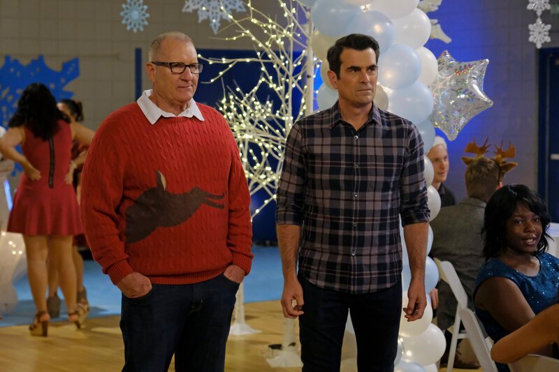 L-R:  Jay Pritchett (Ed O’Neill) und Phil Dunphy (Ty Burrell) – Bild: ViacomCBS /​ Tony Rivetti Jr.
