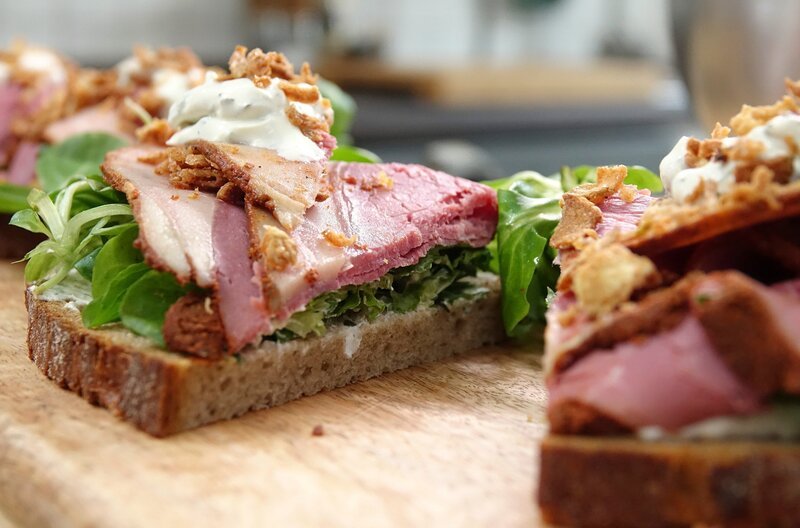 Christian Berdis Vorspiese: Pastrami Stulle. – Bild: Boris Blumenthal