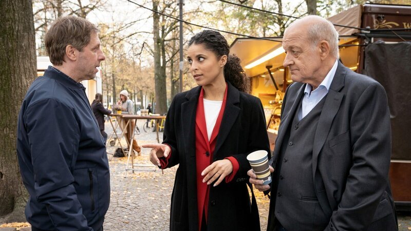 Anwältin Tessa Tilker (Patricia Meeden, M.) vermittelt zwischen Wilsberg (Leonard Lansink, r.) und Ekki (Oliver Korittke, l.), die gerade Meinungsverschiedenheiten haben. – Bild: ZDF