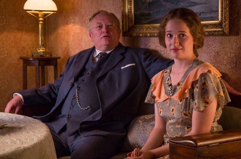 Otto Frigh (Bjarne Henriksen, l.) und Kitty Hansen (Andrea Ost Birkkjaer, r.). – Bild: WDR/​Mike Kollöffel