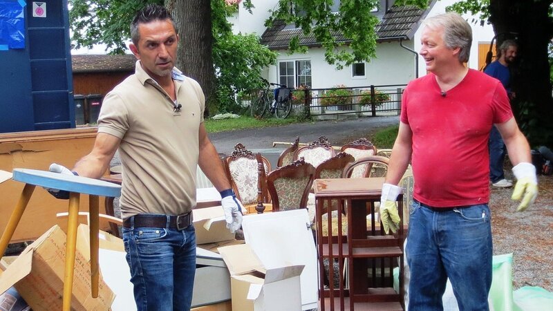 Trödelexperte Mauro Corradino (li.) und Albrecht sortieren den Trödel. – Bild: RTL II