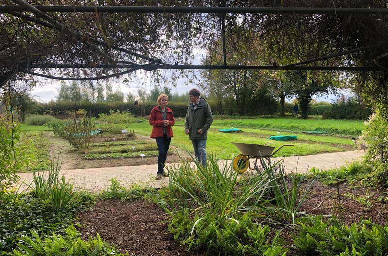 Frank Seibert (rechts) und Astrid Sprenger (links), Leiterin des Heilpflanzengartens von Weleda bei Schwäbisch-Gmünd. – Bild: SWR