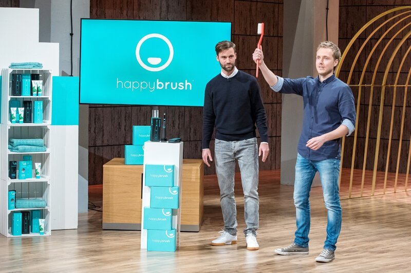 Florian Kiener (l.) und Stefan Walter aus München präsentieren die Elektrische Zahnbürste „Happybrush“. Sie erhoffen sich ein Investment von 500.000 Euro für 10 Prozent ihres Unternehmens. – Bild: MG RTL D /​ Bernd-Michael M
