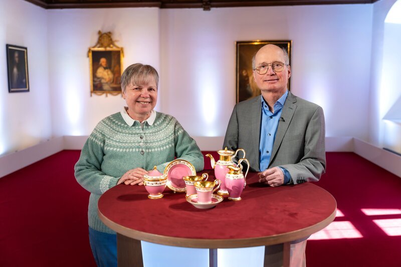 Dieses Tête-à-Tête-Geschirr ist ein Erbstück und schon seit 1900 in der Familie. – Bild: Ralf Wilschewski /​ BR