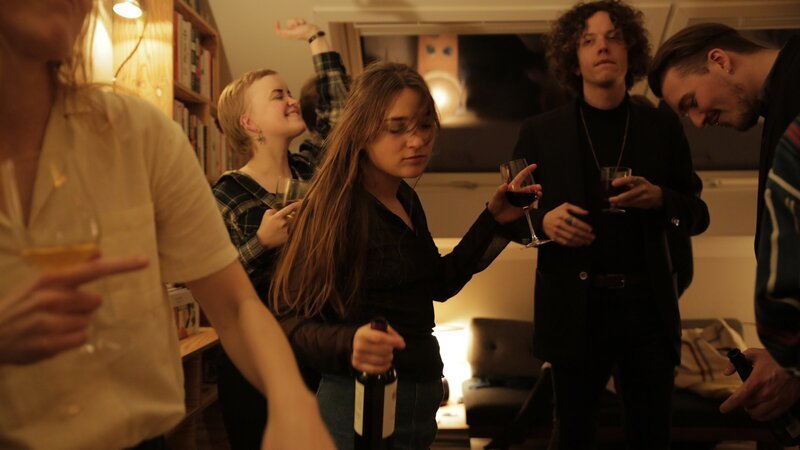 Während einer Hausparty versucht Klara (Darin Hagi), zu vergessen. Doch weder die Flasche Wein, noch das gemeinsame Feiern mit ihren Freunden kann darüber hinwegtäuschen, was ihr passiert ist. – Bild: ZDF und Wild Bunch