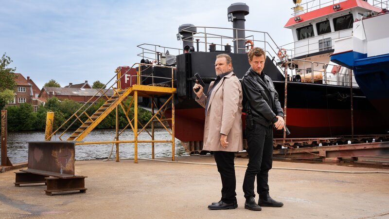 Kommissar Brockhorst (Felix Vörtler, l.) und Henk Cassens (Maxim Mehmet, r.) ermitteln im Fall eines havarierten Frachtschiffs. – Bild: ZDF und Michael Kötschau
