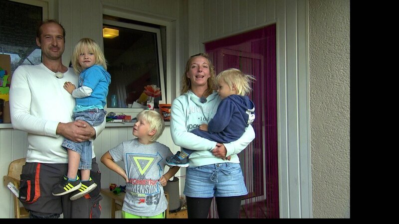 Heiko und Sandra möchten ihren drei Kindern den Traum von einem eigenen Piratenschiff im heimischen Garten erfüllen. v.l.: Heiko, Pascal, Nico, Sandra, Pierre – Bild: RTL II