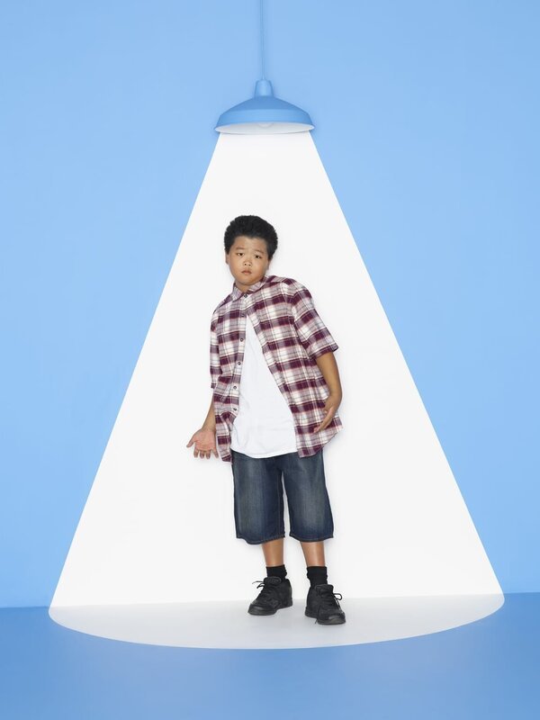 (2. Staffel) – Eddie (Hudson Yang), der älteste Sohn von Familie Huang, liebt Hip-Hop, verehrt Rapper und versucht, sich in der amerikanischen Kultur einzuleben. Doch unter seinen Geschwistern gilt er als das schwarze Schaf … – Bild: ProSieben Fun