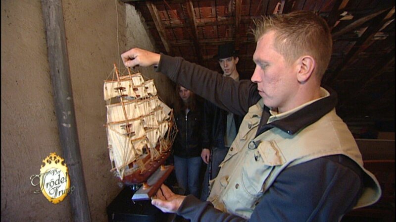 Trödelprofi Otto begutachtet die Erbstücke von Jens’ Vater. – Bild: RTL II