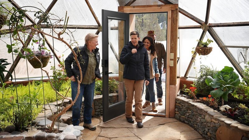 Erster Blick auf den renovierten Garten. – Bild: Warner Bros. Discovery