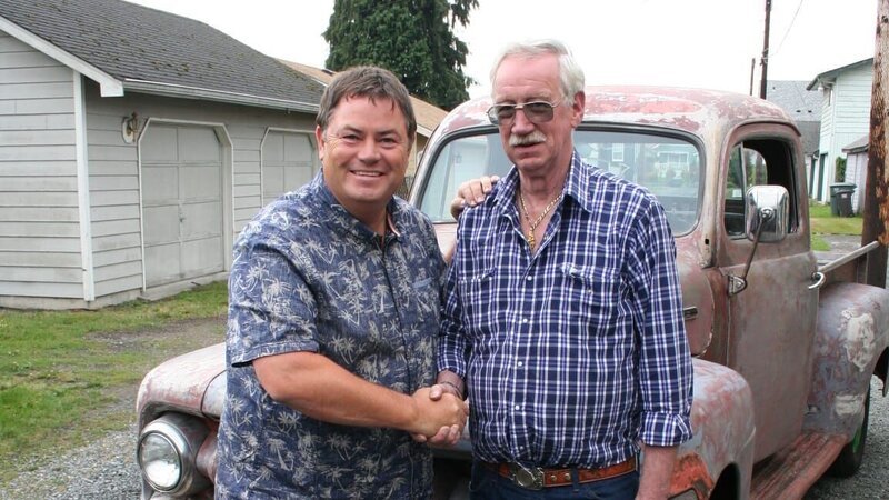 Mike Brewer schüttelt dem Verkäufer nach dem Kauf des Ford F1-Trucks die Hand. – Bild: Discovery Communications