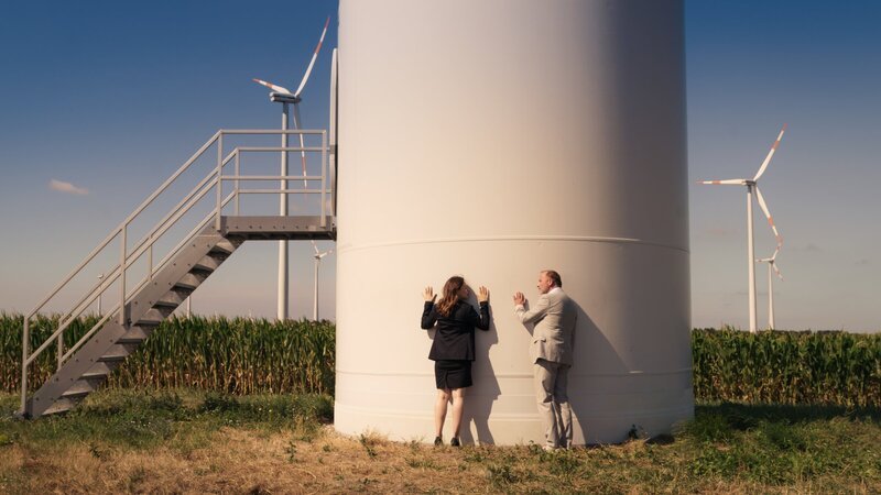 Pilz (Mina Tander) macht Meiler (Alexander Held) klar, dass es um sehr viel mehr Windräder geht. – Bild: ZDF und Stefan Erhard