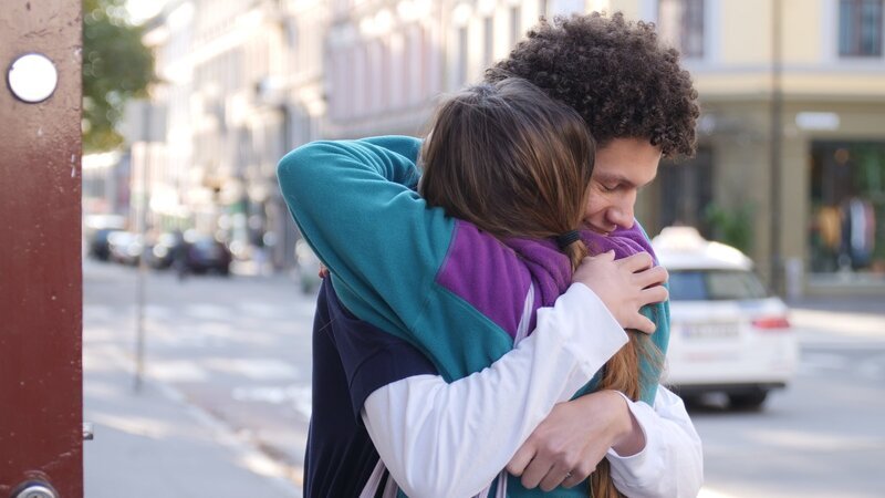 Klara (Darin Hagi) kann sich endlich dazu durchringen, ehrlich mit Mo (Kayd Wacays) zu sein. Obwohl es ein Schock für Mo ist, steht er seiner besten Freundin zur Seite. – Bild: ZDF und Wild Bunch