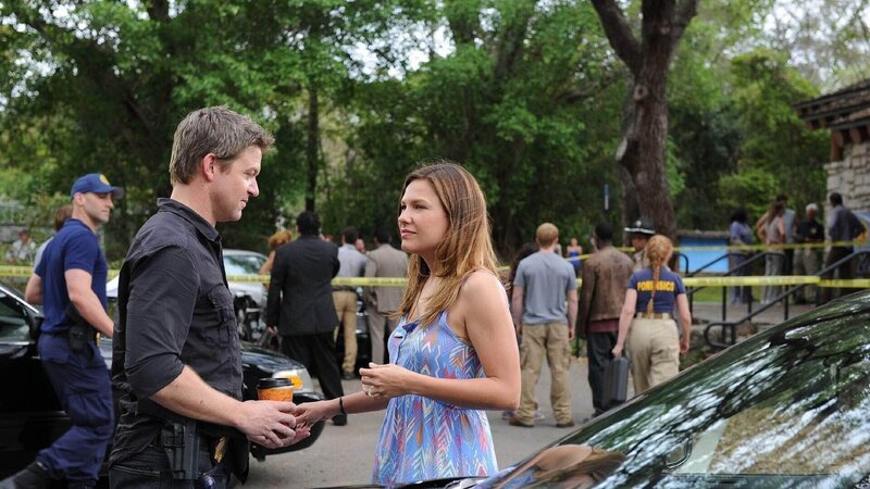 Jim (Matt Passmore) trifft am Tatort auf seine Verlobte Callie (Kiele Sanchez). – Bild: MG RTL D