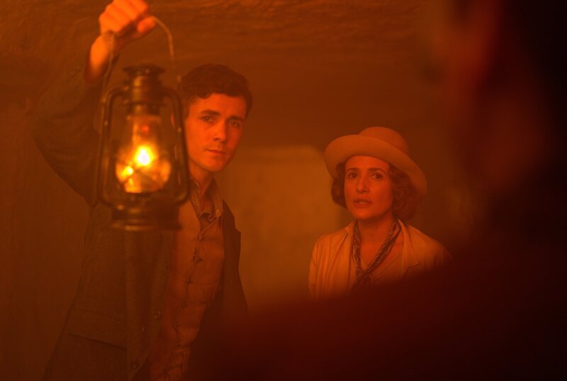 Max Mallowan (li., Jonah Hauer-King) und Agatha Christie (re., Lyndsey Marshal). – Bild: WDR/​dsp Films