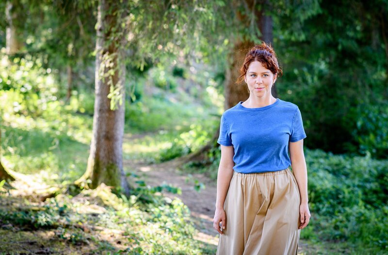 Fanny (Johanna Graen) versucht, den Kuss mit Marlon einzusortieren. – Bild: ARD/​WDR/​Christof Arnold