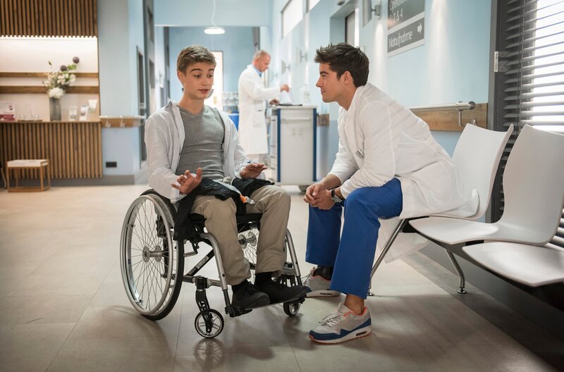 Jonas (Tom Hoßbach, l.) erzählt Ben (Philipp Danne, r.), warum er Viagra genommen hat – von Mann zu Mann. – Bild: ARD/​Jens Ulrich Koch /​ ARD-Programmdirektion