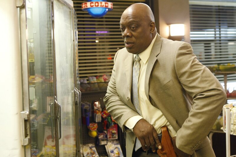 In einem kleinen Lebensmittelladen wird Det. Will Jeffries (Thom Barry) plötzlich angeschossen … – Bild: Sat.1 Gold