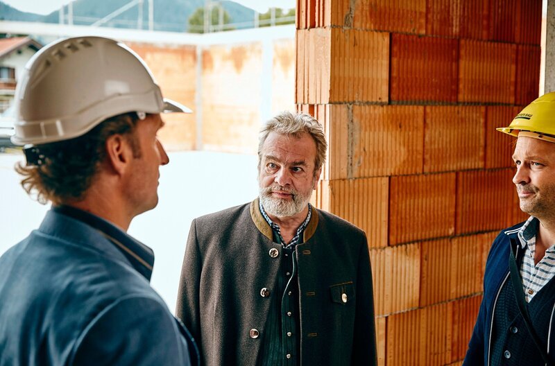 Von links: Joseph Angerer (Siegfried Terpoorten), Bürgermeister Huber (Titus Horst) und Martin Lochner (Andreas Tobias). Weiteres Bildmaterial finden Sie unter www.br-foto.de – Bild: BR/​Filmbüro Münchner Freiheit GmbH