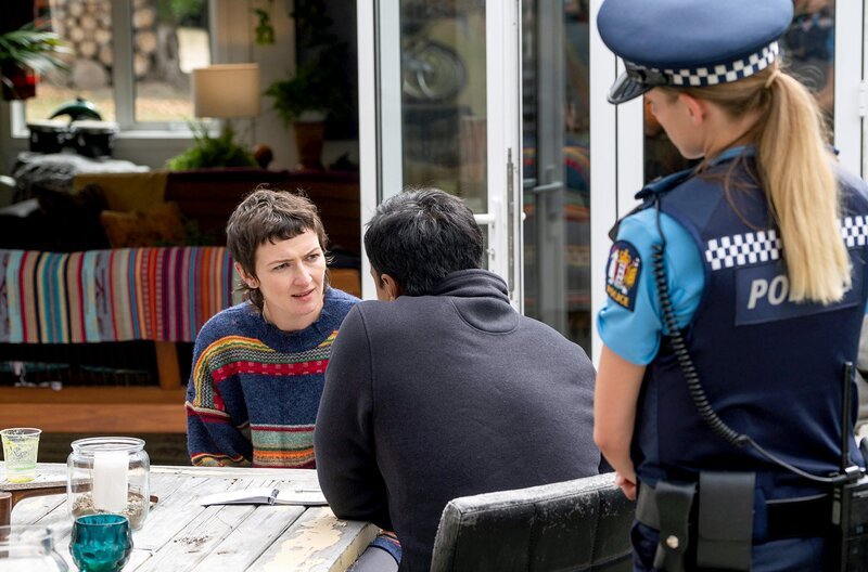Nach Joes Tod wird dessen Freundin Rosa (Hester Ullyart, li.) von Ariki (Dominic Ona-Ariki) und seiner Kollegin Tilly (Phoebe McKellar, re.) vernommen. – Bild: Great Southern TV/​All3Media International