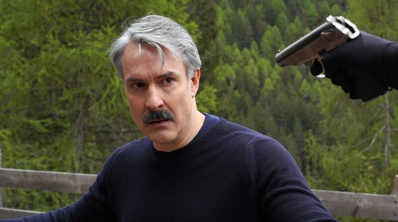 Francesco Messina (Lukas Spisser) wird bedroht. – Bild: ARD Degeto Film/​Hans Joachim Pfeiffer