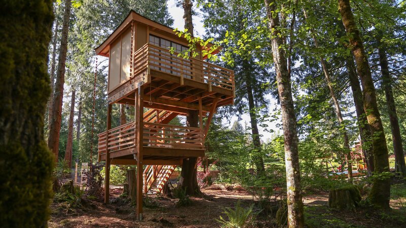 The exterior of the towering treetop treehouse. – Bild: Discovery Communications