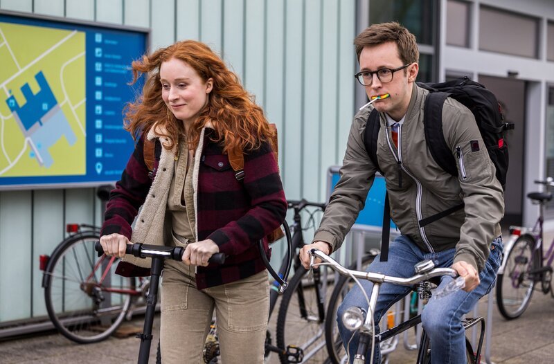 Tamar (Linda Kummer, l.) und Olli (Arne Kertész, r.) verabschieden sich in den Feierabend. – Bild: ARD/​Michael Kremer