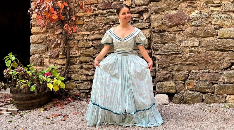 Checkerin Marina als Zofe am Filmset des Märchenfilms „Die verkaufte Prinzessin“. – Bild: BR/​megaherz gmbh/​Antonia Simm