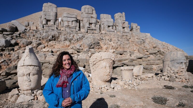 Bettany Hughes in Karahan Tepe. Die Verwendung des sendungsbezogenen Materials ist nur mit dem Hinweis und Verlinkung auf RTL+ gestattet. – Bild: RTL /​ Sandstone Global Productions Ltd. /​ Türkei