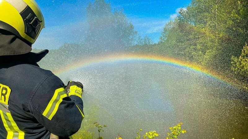 Eine Person, die Wasser verteilt – Bild: Warner Bros. Discovery, Inc.