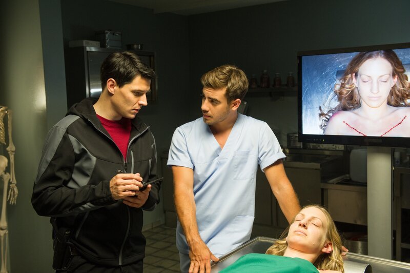 Benedikt Förster (Florian Wu?nsche, r.) äußert gegenüber Rico Sander (Benjamin Strecker) seine Vermutung, dass die Tote Sandra Bellmann (Komparsin, liegend) wohl gestoßen wurde. – Bild: ZDF und Bavaria Fernsehproduktion/​Markus Fenchel