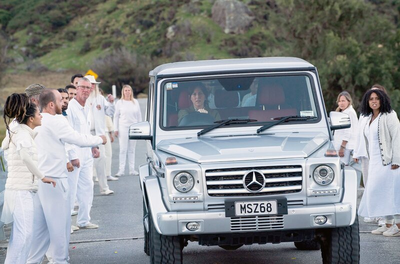 Charlotte (Michelle Langstone) wird von den Aktivisten bedrängt, als sie mit ihrem Jeep über die Brücke will. – Bild: Great Southern TV/​All3Media International