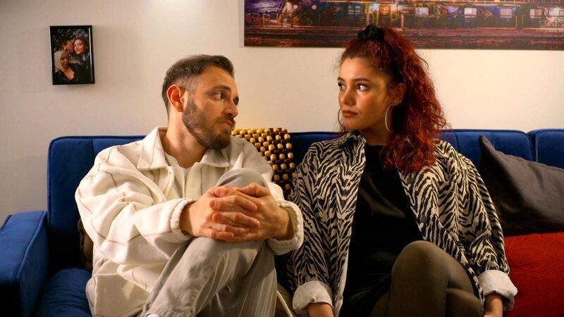 Chiara ist fest entschlossen, Malte endlich ihre Gefühle zu gestehen. In entspannter Atmosphäre mit Sekt und Sushi nimmt sie all ihren Mut zusammen. Doch dann kommt Malte ihr zuvor und betont, wie wichtig ihm ihre Freundschaft ist. – Bild: RTLZWEI