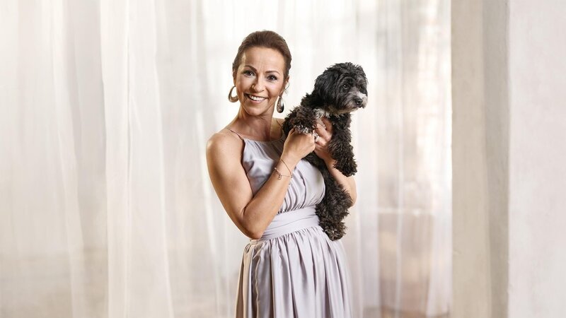 Petra mit ihrem Hund Sunny – Bild: ATV /​ Christoph Tilley