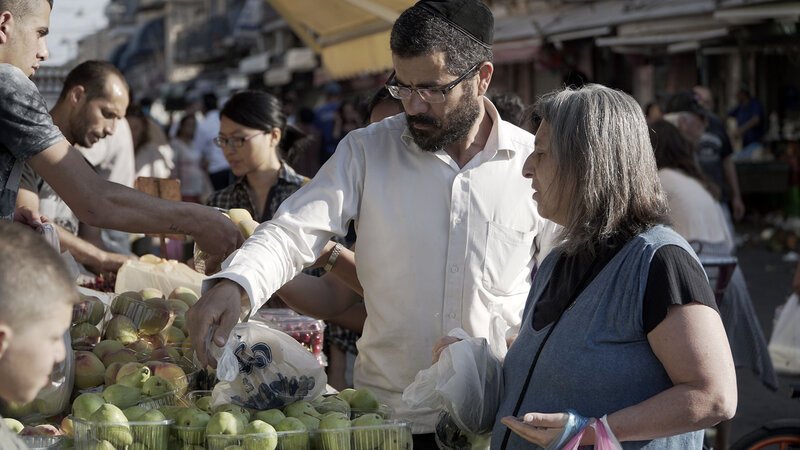 Orthodoxe Juden auf dem Mahane-Yehuda-Markt in Jerusalem. – Bild: Bibel TV
