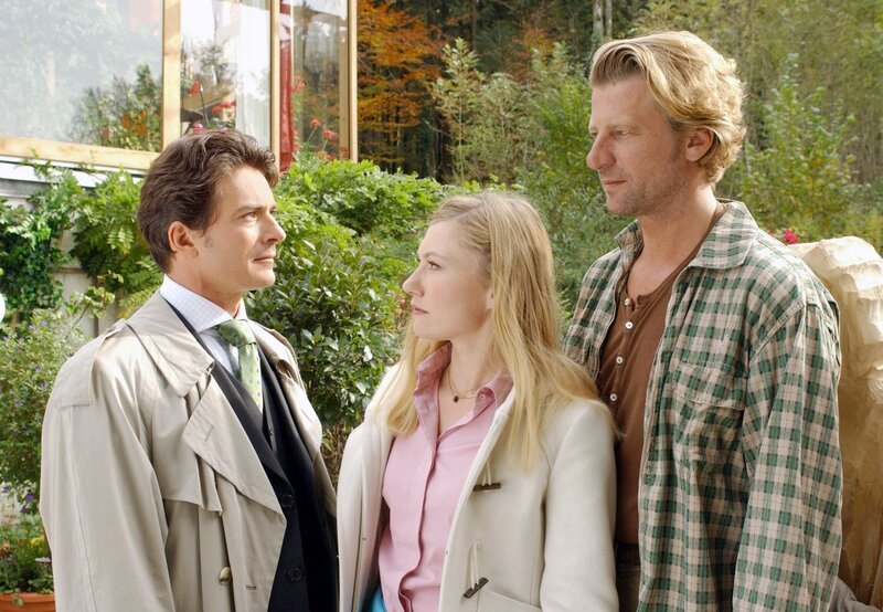 Zwischen zwei Männern: Nina (Johanna Christine Gehlen) mit ihrer alten Liebe Paul (Pascal Breuer, li.) und ihrer neuen Liebe Daniel (Michael von Au). – Bild: ARD Degeto/​Stephen Power