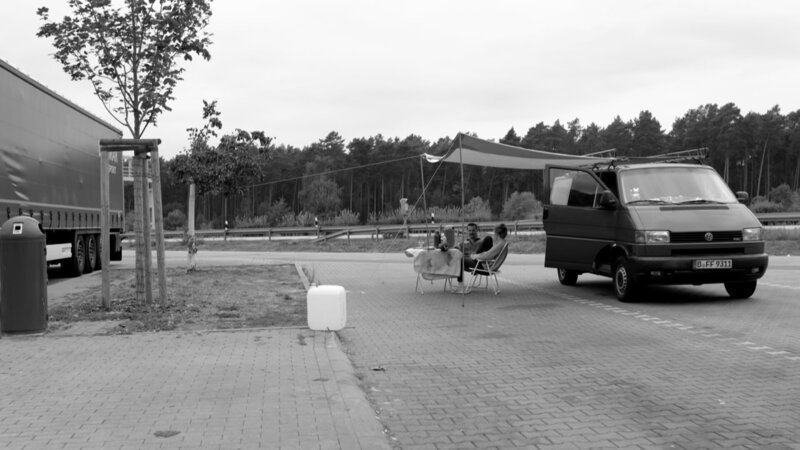 Ronja mit Philosoph Milosz Rosinski in der Brandenburger Wildnis – zwei Stadtkinder, die ihre Sehnsucht nach einem wilden Leben mit einem Ausflug in die Natur stillen wollen. – Bild: BR/​rbb/​weltrecorder