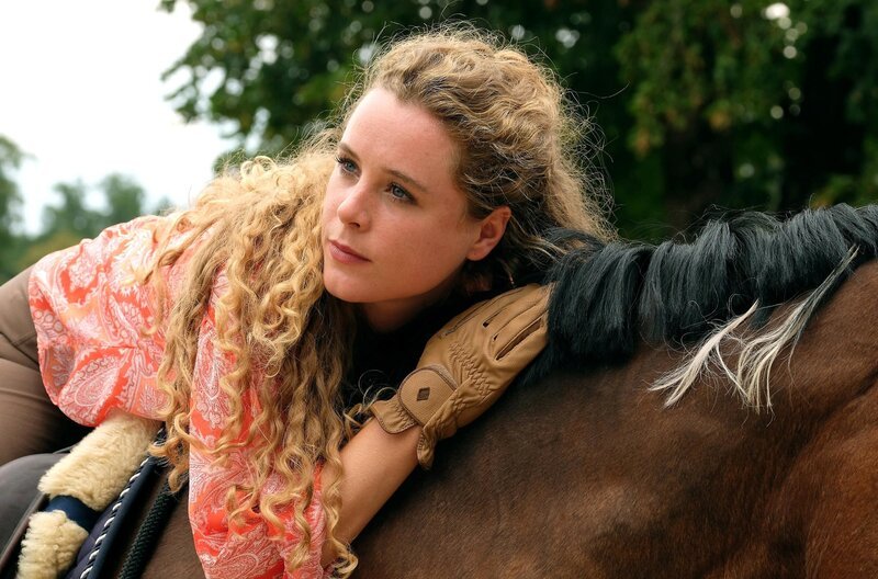 Rike Wildenstein (Klara Deutschmann) mit „Jacomo“. – Bild: PLURIMEDIA (ARD Degeto /​ Hendrik Heiden)