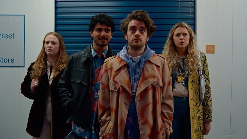 Jen (Máiréad Tyers, l.), Kash (Bilal Hasna, 2.v.l.), Jizzlord (Luke Rollason, 2.v.r.) und Carry (Sofia Oxenham, r.) stehen in der Einlagerungshalle von Jizzlord. Darin ist seine Vergangenheit gelagert. Die vier Freunde sind seit langem mal wieder gemeinsam unterwegs. – Bild: ZDF und Disney Enterprises, Inc.